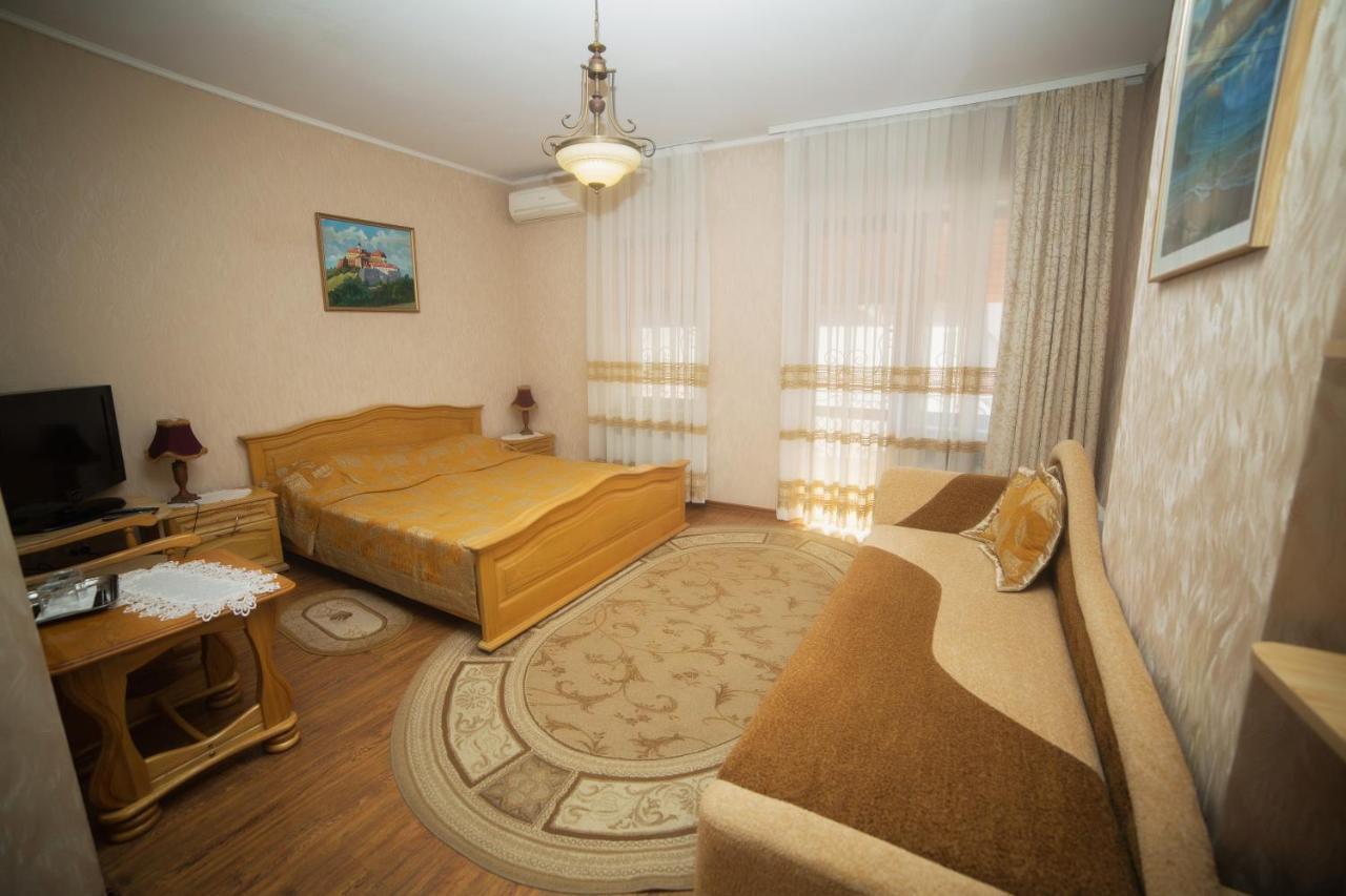 Готель «Вишневий Сад» Mukačevo Esterno foto