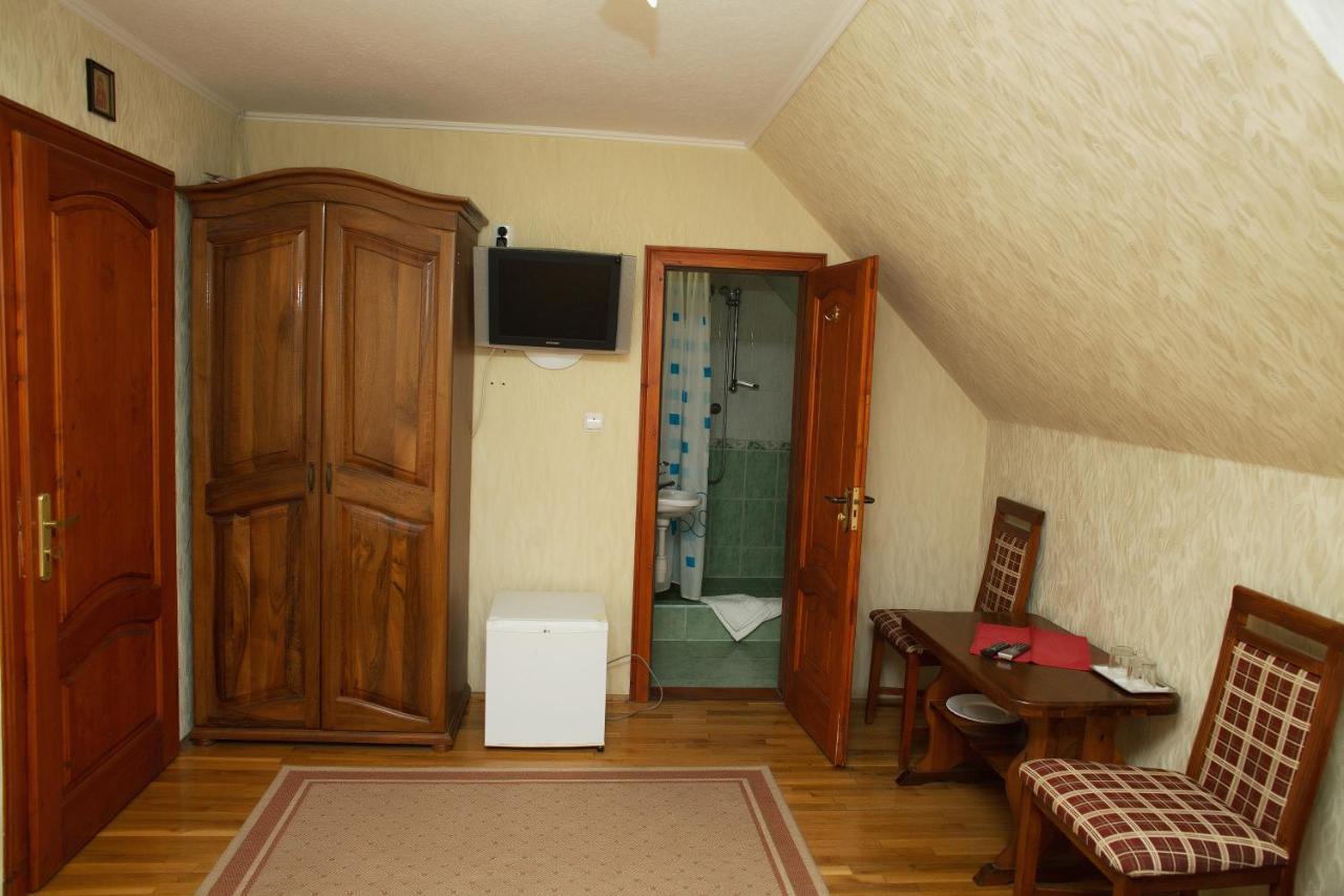Готель «Вишневий Сад» Mukačevo Esterno foto