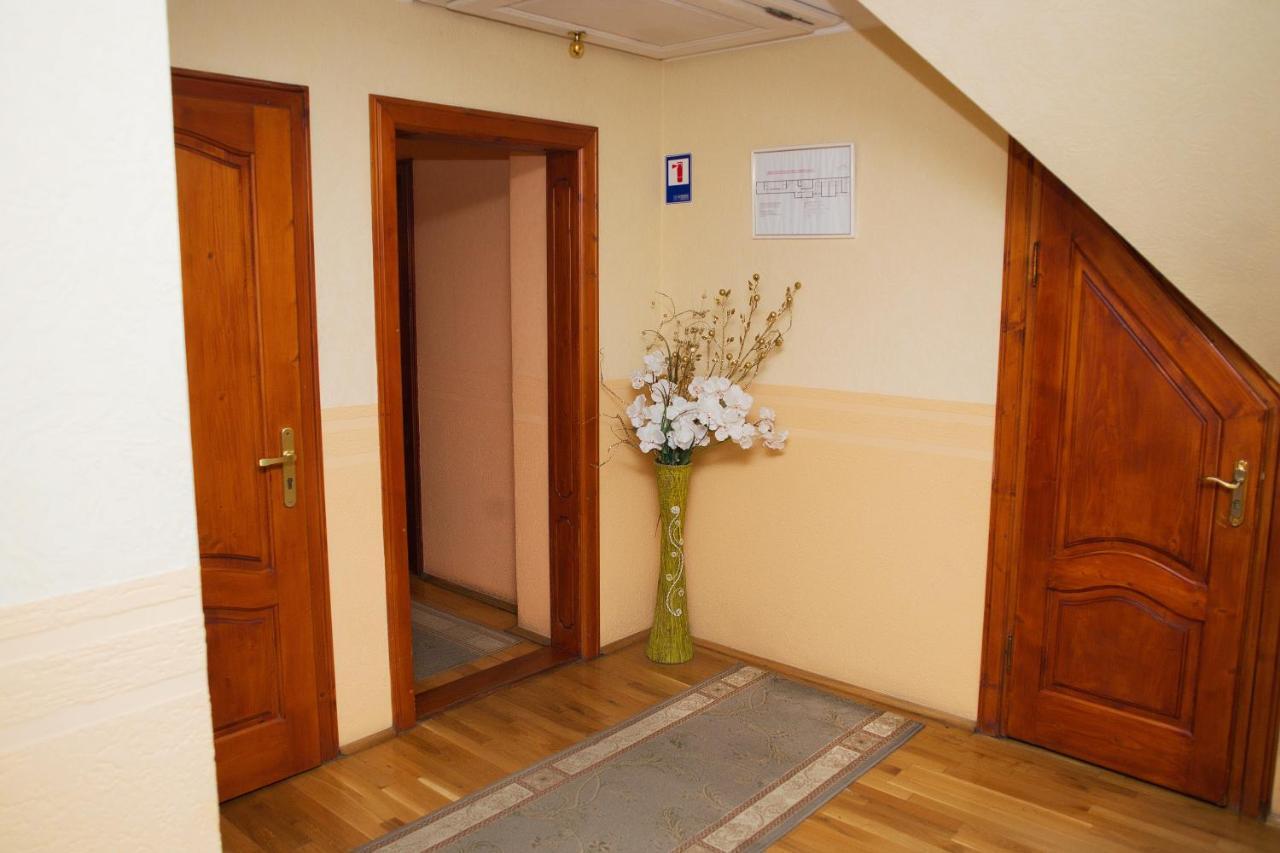 Готель «Вишневий Сад» Mukačevo Esterno foto